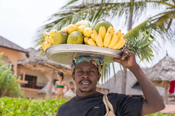 Zanzíbar Tanzania Enero 2020 Hombre Africano Tiene Frutas Tropicales Frescas — Foto de Stock