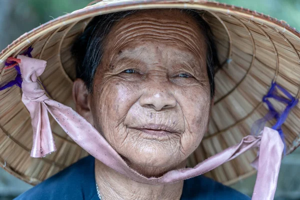 Danang Vietnam Juni 2020 Etnische Oude Vrouw Met Strohoed Een — Stockfoto