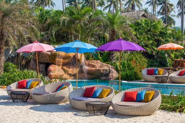 Guarda Chuva Cadeira Torno Piscina Resort Tropical Conceito Férias Férias — Fotografia de Stock