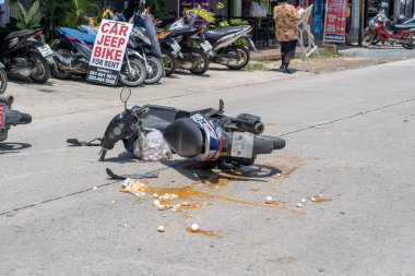 Koh Phangan, Tayland - 19 Mayıs 2019: Koh Phangan, Tayland 'daki tropikal ada Koh Phangan yolunda motosiklet kazası. Caddede bir motosiklet arasında trafik kazası