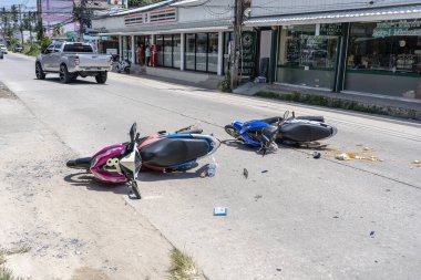 Koh Phangan, Tayland - 19 Mayıs 2019: Koh Phangan, Tayland 'daki tropikal ada Koh Phangan yolunda motosiklet kazası. Caddede bir motosiklet arasında trafik kazası