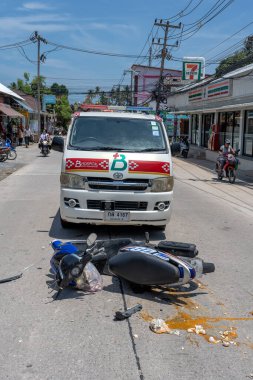 Koh Phangan, Tayland - 19 Mayıs 2019: Koh Phangan, Tayland 'daki tropikal ada Koh Phangan yolunda motosiklet kazası. Caddede bir motosiklet arasında trafik kazası