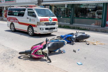 Koh Phangan, Tayland - 19 Mayıs 2019: Koh Phangan, Tayland 'daki tropikal ada Koh Phangan yolunda motosiklet kazası. Caddede bir motosiklet arasında trafik kazası