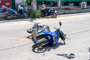 Koh Phangan, Tayland - 19 Mayıs 2019: Koh Phangan, Tayland 'daki tropikal ada Koh Phangan yolunda motosiklet kazası. Caddede bir motosiklet arasında trafik kazası