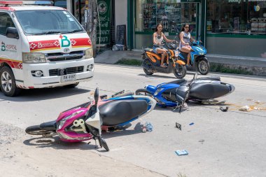 Koh Phangan, Tayland - 19 Mayıs 2019: Koh Phangan, Tayland 'daki tropikal ada Koh Phangan yolunda motosiklet kazası. Caddede bir motosiklet arasında trafik kazası