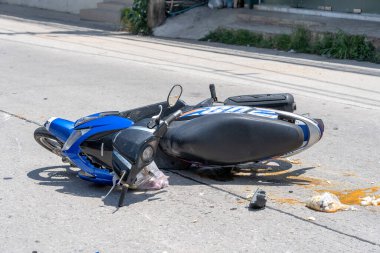 Koh Phangan, Tayland - 19 Mayıs 2019: Koh Phangan, Tayland 'daki tropikal ada Koh Phangan yolunda motosiklet kazası. Caddede bir motosiklet arasında trafik kazası