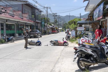 Koh Phangan, Tayland - 19 Mayıs 2019: Koh Phangan, Tayland 'daki tropikal ada Koh Phangan yolunda motosiklet kazası. Caddede bir motosiklet arasında trafik kazası