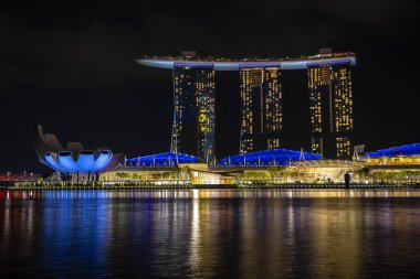 SINGAPORE ŞEHRİ, SINGAPORE - 29 Mart 2019: Marina Bay Sands, Marina Körfezi 'nin gece görüş alanında birleşik bir tatil beldesi.