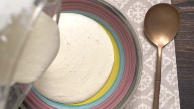 Geleneksel İspanyol yemeği, soğuk çorba jo blanco ya da sarımsak, badem, beyaz şarap sirkesi, zeytinyağı ve yeşil üzümleri kaşıkla bir kaseye koyup yakın çekim yapın.