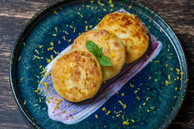 Naneli ve ekşi kremalı peynirli kek. Lezzetli tatlı, Ukrayna yemeği. Kapat, üst görünüm