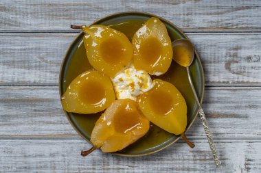 Portakal suyunda fırında armut, dondurmayla, yakın çekim, üst manzara. Tatlı nefis..