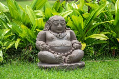 Endonezya Bali adasındaki tropikal bahçede Buda heykeli meditasyonu