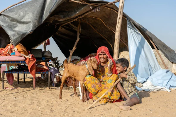 Pushkar India Νοεμβρίου 2018 Ινδική Οικογένεια Ζει Μια Καλύβα Στην — Φωτογραφία Αρχείου