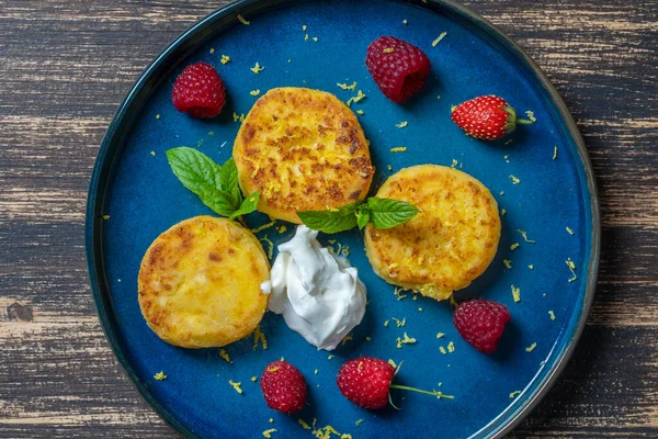 Naneli peynirli kek, ahududu, bal ve ekşi krema. Lezzetli tatlı, Ukrayna yemeği. Kapat, üst görünüm