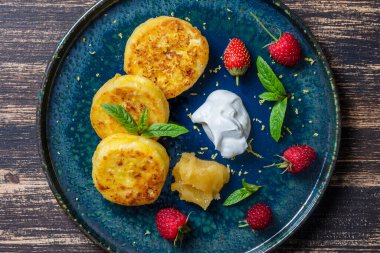 Naneli peynirli kek, ahududu, bal ve ekşi krema. Lezzetli tatlı, Ukrayna yemeği. Kapat, üst görünüm