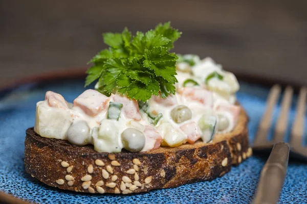 Sanduíche Caseiro Saudável Com Salada Olivier Prato Pronto Para Comer — Fotografia de Stock