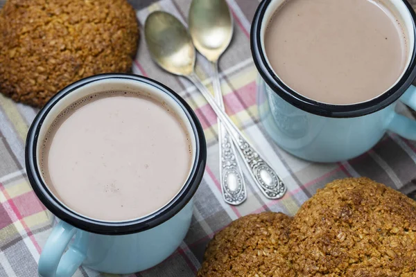 Dois Biscoitos Quentes Cacau Aveia Mesa Fechar — Fotografia de Stock