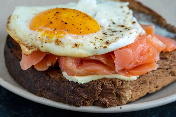 Salmón Fresco Sándwich Huevo Cerca Salmón Salado Huevo Frito Mantequilla —  Fotos de Stock