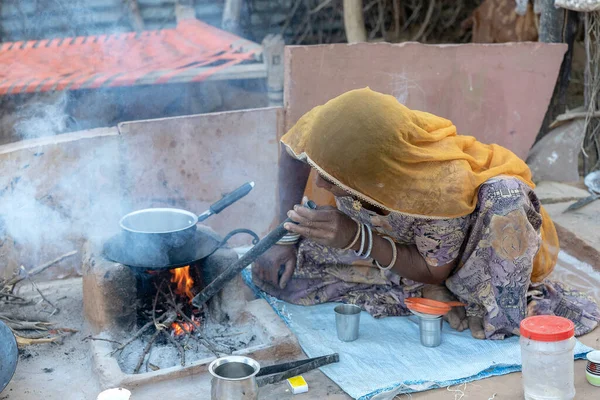 Pushkar India Νοεμβρίου 2018 Ινδή Γυναίκα Που Φτιάχνει Τσάι Για — Φωτογραφία Αρχείου