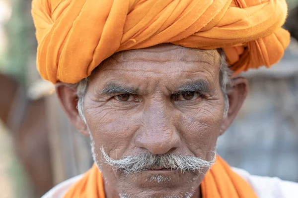 Pushkar India 2018年11月13日 印度拉贾斯坦邦普什卡 Pushkar Camel Mela 附近沙漠中的印度人 这是世界上最大的骆驼交易会 — 图库照片