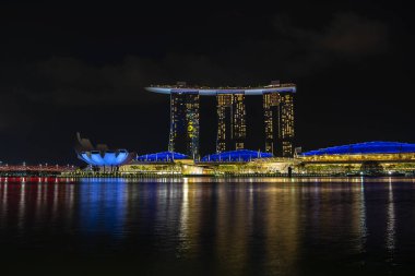 SINGAPORE ŞEHRİ, SINGAPORE - 29 Mart 2019: Marina Bay Sands, Marina Körfezi 'nin gece görüş alanında birleşik bir tatil beldesi.