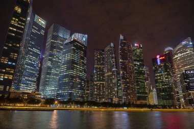 Singapur Şehri, SINGAPORE - 27 Mart 2019 Singapur Skyline ve Marina Körfezi 'ndeki gökdelenleri gece görüşü. Finans bölgesinin Singapur şehri