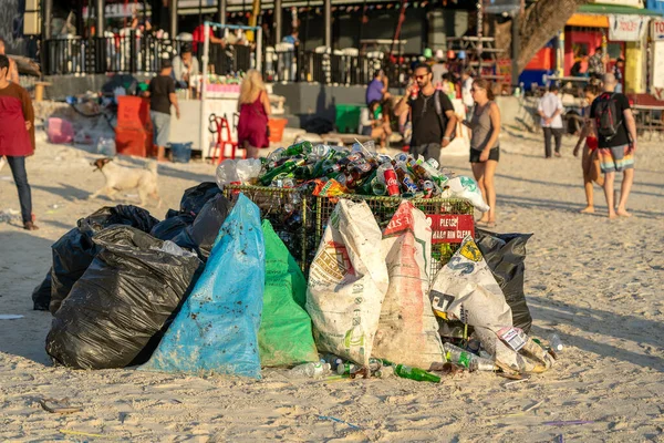 Koh Phangan Thailand 2019年2月21日 在泰国Koh Phangan岛举行的满月派对后在海边沙滩上的垃圾 — 图库照片