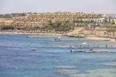 Sharm El Sheikh, Mısır - 17 Mayıs 2018: İnsanlar Sharm El Sheikh, Güney Sina, Mısır 'daki tatil beldesi yakınlarındaki Kızıl Deniz' de dinleniyor.
