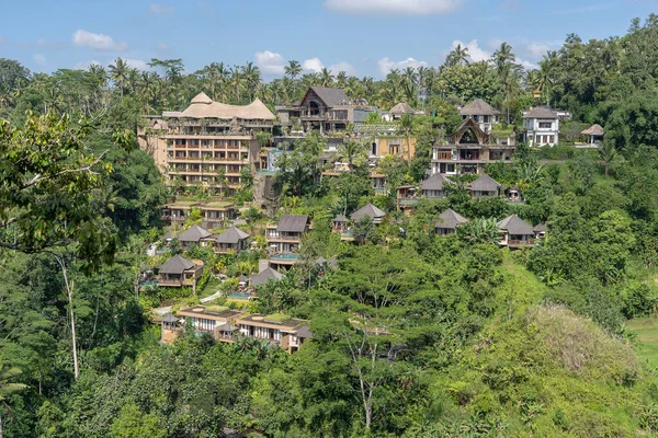 Бали Индонезия Марта 2019 Традиционные Балийские Дома Панорамным Видом Джунгли — стоковое фото