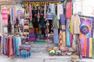 PUSHKAR, INDIA - 17 Kasım 2018: Pushkar, Rajasthan, Hindistan 'daki sokak pazarında kıyafet ve hediye satmak,