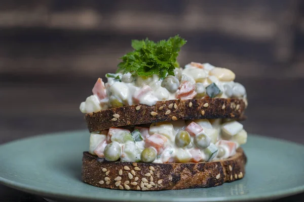 Gezonde Zelfgemaakte Dubbele Sandwich Met Olivier Salade Bord Klaar Eten — Stockfoto