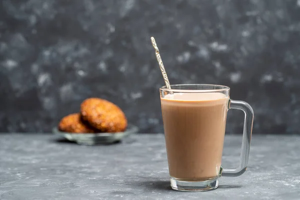 Bebida Caliente Cacao Una Taza Vidrio Galletas Avena Fondo Gris — Foto de Stock