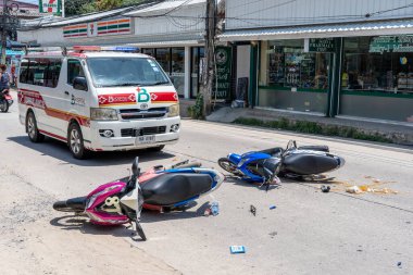 Koh Phangan, Tayland - 19 Mayıs 2019: Koh Phangan, Tayland 'daki tropikal ada Koh Phangan yolunda motosiklet kazası. Caddede bir motosiklet arasında trafik kazası