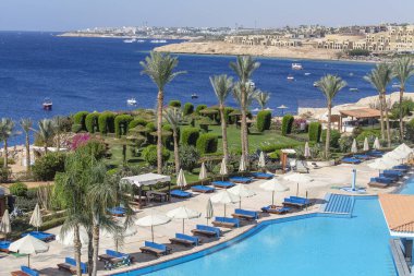 SHARM EL-SHEIKH, EGYPT - 15 Mayıs 2018: Sabahın erken saatlerinde yüzme havuzu Sharm El Sheikh, Güney Sina, Mısır 'daki tatil köyünde kızıl denizin yanında