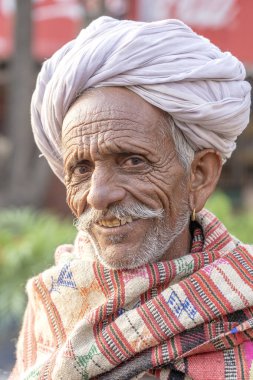 HARIDWAR, INDIA - Kasım 04, 2018: Rajasthani 'nin geleneksel elbise ve türban giyen portresi, Haridwar, Hindistan,