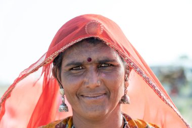 PUSHKAR, INDIA - 13 Kasım 2018: Pushkar Camel Mela sırasında çölde Hintli kadın Pushkar, Rajasthan, Hindistan