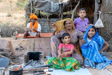 PUSHKAR, INDIA - 13 Kasım 2018: Hindistan Çölünde çay içen Hint ailesi Thar, Rajasthan, Hindistan