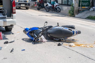 Koh Phangan, Tayland - 19 Mayıs 2019: Koh Phangan, Tayland 'daki tropikal ada Koh Phangan yolunda motosiklet kazası. Caddede bir motosiklet arasında trafik kazası