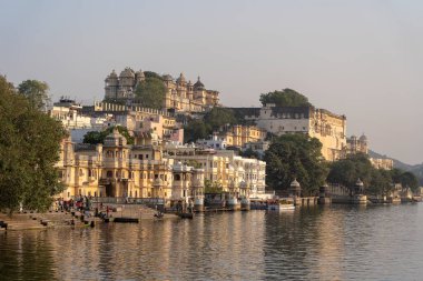 UDAIPUR, INDIA - 19 Kasım 2018: Udaipur, Rajasthan, Hindistan 'daki mimari ve göl suyu manzarası