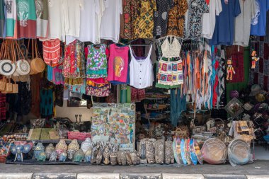 UBUD, BALI, İNDONEZYA - 24 Mart 2019: sokak giyim mağazası ve hediyelik eşya dükkanları, kapatın. Ubud, Bali Adası, Endonezya. Endonezya sokak pazarı