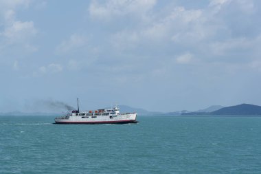 KOH PHANGAN, THAILAND - 23 HAZİRAN 2019: Raja Feribotu Donsak iskelesinden Samui ve Phangan liman adasına yolcu, araç ve mallarını taşıyor