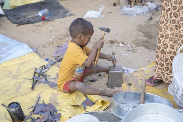 Pushkar India November 2018 Little Indian Boy Uses Tools Instead — Stock Photo, Image