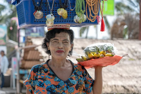 Ubud Bali Indonesia Marzo 2019 Mujer Indonesia Vendiendo Frutas Tropicales — Foto de Stock