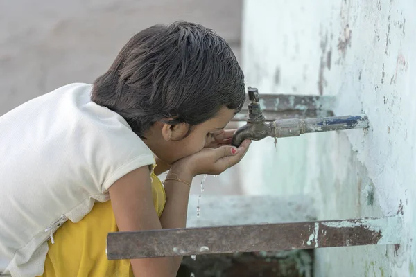 Rishikesh India Listopad 2018 Portret Spragnionej Indyjskiej Dziewczyny Pije Wodę — Zdjęcie stockowe