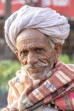 HARIDWAR, INDIA - Kasım 04, 2018: Rajasthani 'nin geleneksel elbise ve türban giyen portresi, Haridwar, Hindistan,