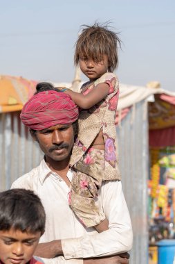 PUSHKAR, INDIA - 13 Kasım 2018: Çölde zamanında Hintli aile Pushkar Camel Mela kutsal şehir Pushkar, Rajasthan, Hindistan