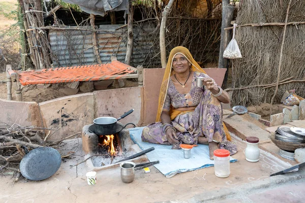 Pushkar Índia Novembro 2018 Mulher Indiana Fazendo Chá Para Sua — Fotografia de Stock