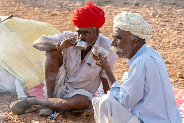 プシュカル インド 2018年11月14日 インドのラジャスタン州プシュカルの聖なる都市プシュカル近くのプシュカル カメル メラの間の砂漠のタール人のインド人男性 このフェアは世界最大のラクダ取引フェアです — ストック写真
