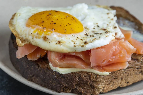 Salmón Fresco Sándwich Huevo Cerca Salmón Salado Huevo Frito Mantequilla —  Fotos de Stock