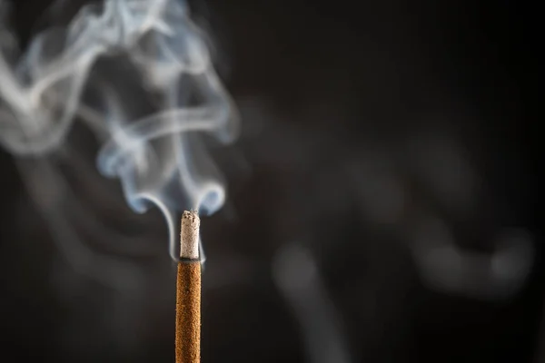 Ασιατικό Λιβάνι Ραβδί Καύση Καπνό Κοντινό Πλάνο Μακροεντολή Αντίγραφο Χώρου — Φωτογραφία Αρχείου
